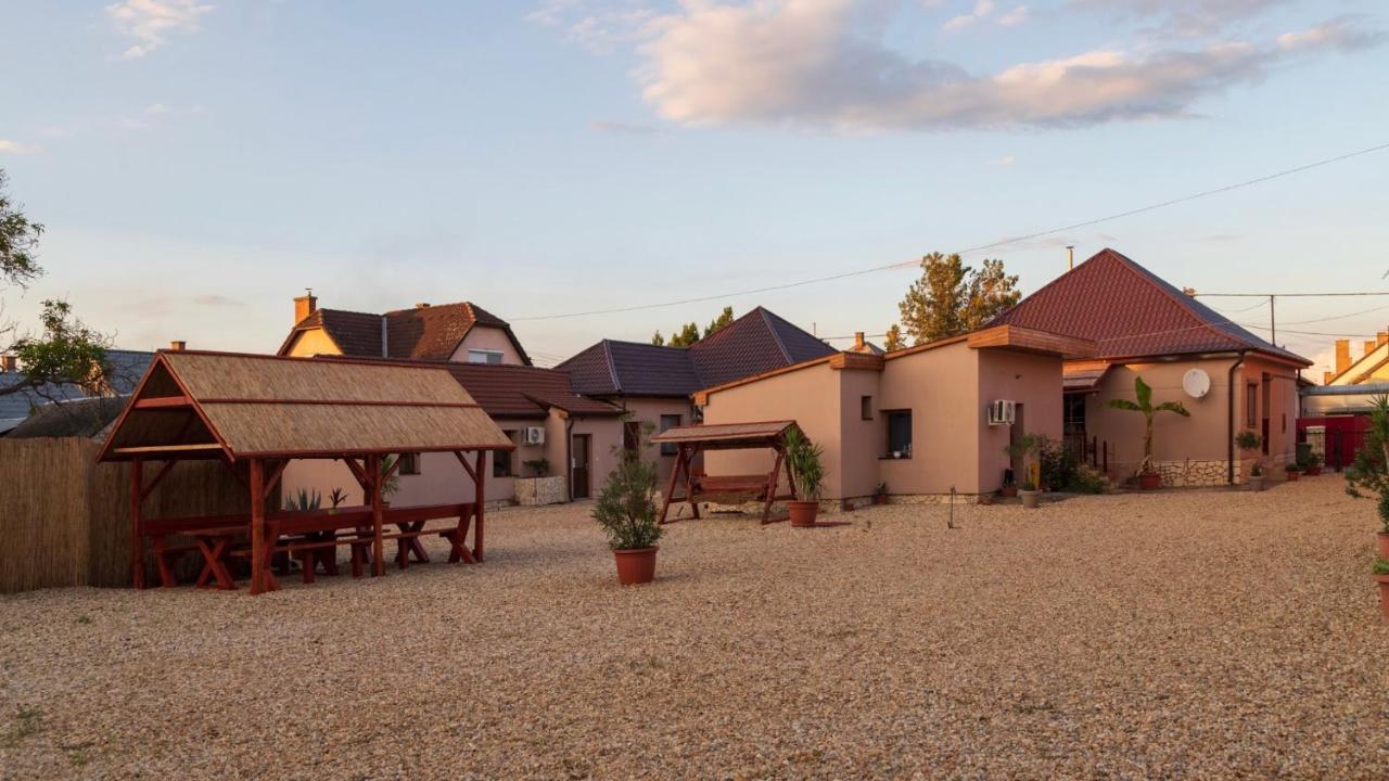 Ferienwohnung Ivanhoe Apartman Nyírbátor Exterior foto